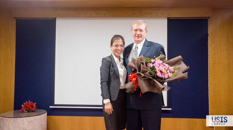 Bà Trần Đình Thiên Nga (Phó Chủ tịch USIS Group) trao bó hoa tươi thắm thay cho lời cám ơn gửi đến Ông Ky Boyle (đại diện đối tác CMB)